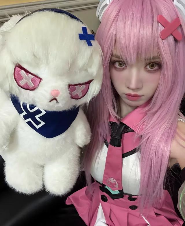 甜酷炸裂！田曦薇COS《和平精英》爆裂萌兔，次元破壁惊艳全网-2.jpg