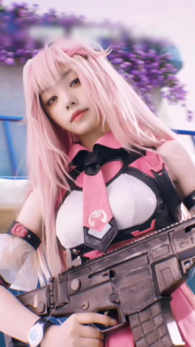 田曦薇COS“二次元”角色！粉色头发，粉白蓬蓬裙，可爱暴击！-4.jpg