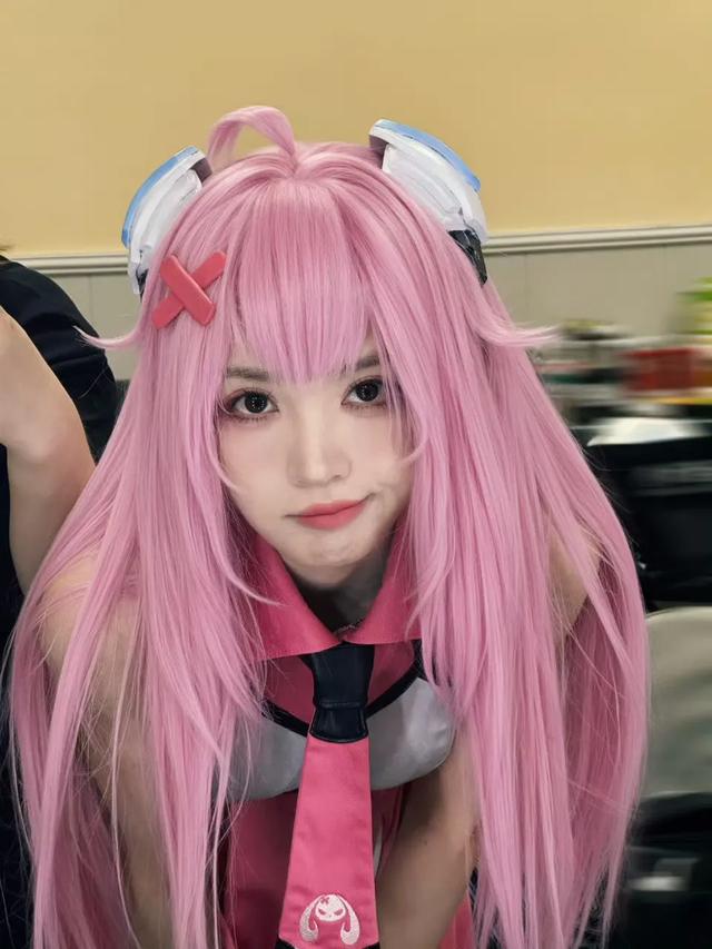 田曦薇COS“二次元”角色！粉色头发，粉白蓬蓬裙，可爱暴击！-8.jpg