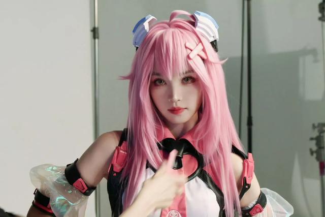 田曦薇COS“二次元”角色！粉色头发，粉白蓬蓬裙，可爱暴击！-12.jpg