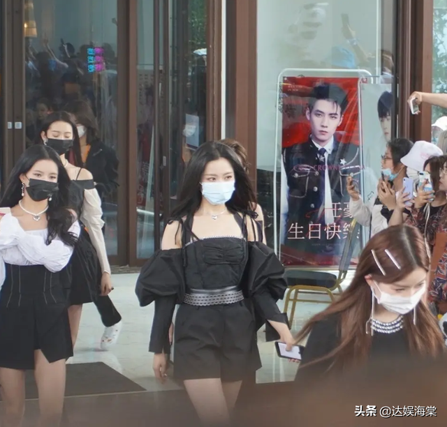 创家族三代同框惹争议，火女不是C位，硬糖边缘位，r1se站中间？-5.jpg