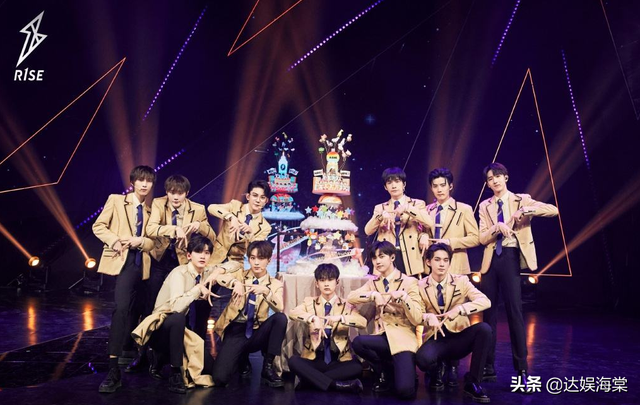创家族三代同框惹争议，火女不是C位，硬糖边缘位，r1se站中间？-9.jpg