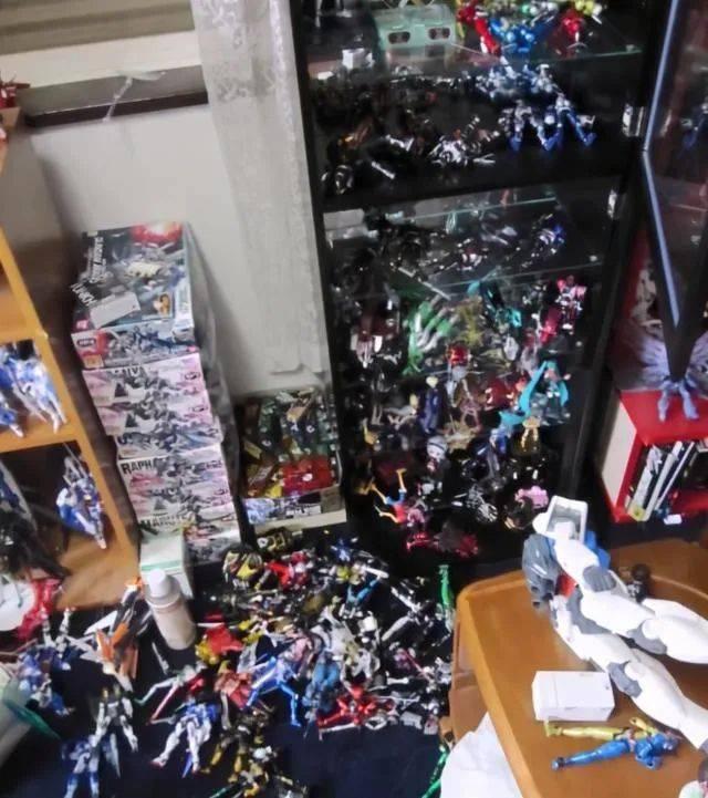 又是熊孩子！老父亲珍藏的50块SSD被10岁儿子当场“物理折叠”-2.jpg