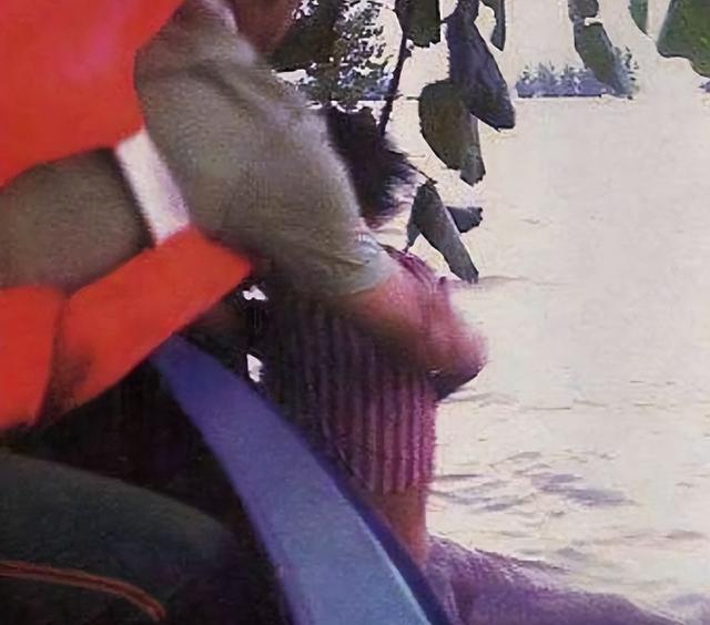 1998年特大洪水中，6岁女孩抱树坚持9小时后获救，如今她怎样了？-8.jpg