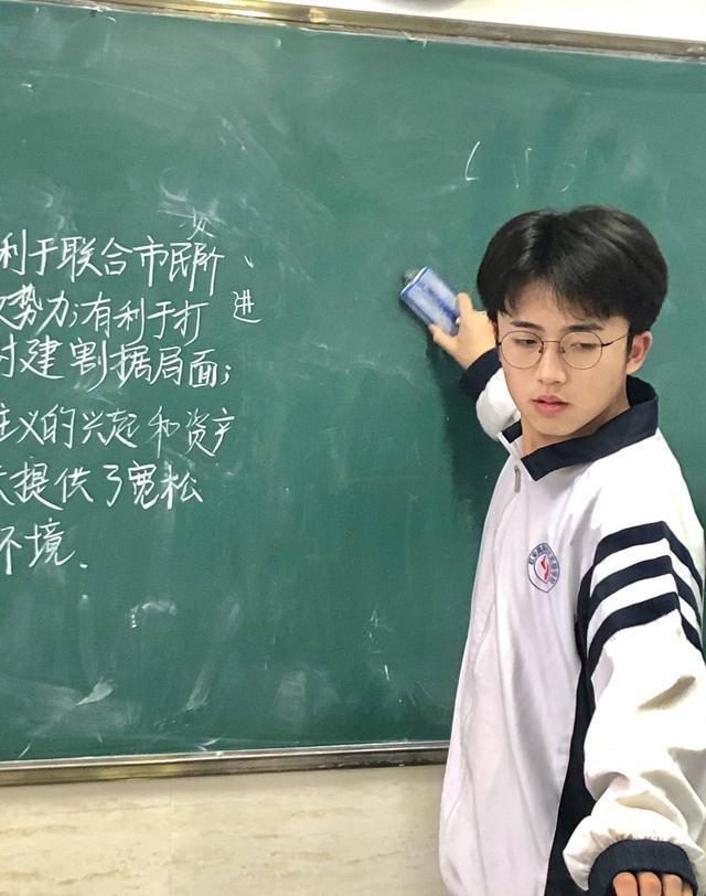 抵制小鲜肉娘炮过后，“女装大佬”康雅雅账号被封，网友：不理解-5.jpg
