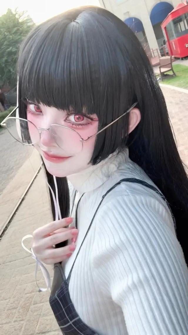 PPOYA千咲COS彻底封神！ 清透红瞳与粉红晕染眼妆绝美呼应，这才是把二次元照进现实的天花板-1.jpg