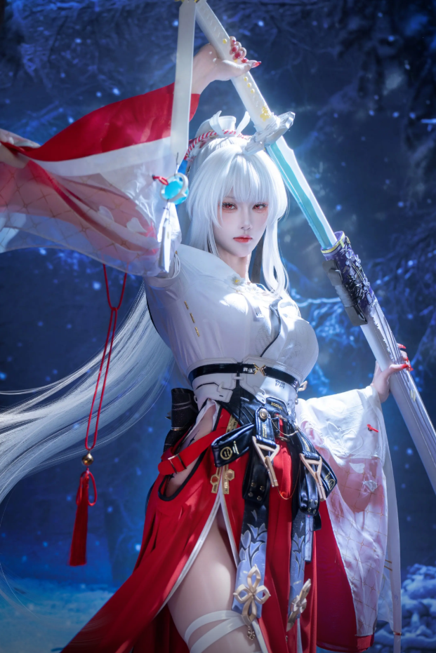 鸣潮玩家公认世一冰绯雪高质量外景 cos，干净雾面冰系妆容，二次元还原度天花板-1.jpg