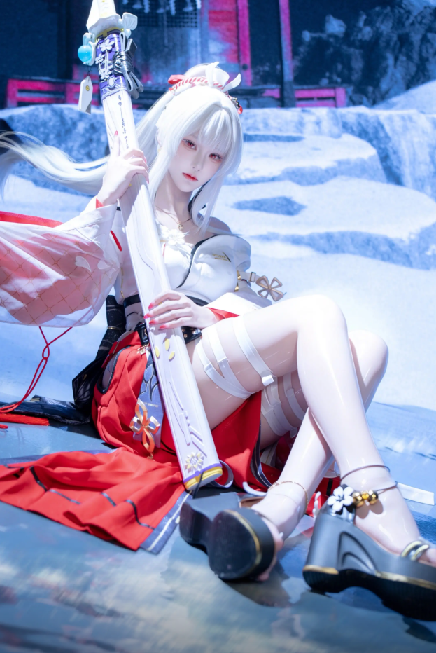 鸣潮玩家公认世一冰绯雪高质量外景 cos，干净雾面冰系妆容，二次元还原度天花板-3.jpg