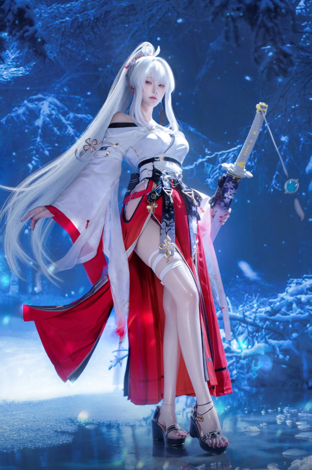 鸣潮玩家公认世一冰绯雪高质量外景 cos，干净雾面冰系妆容，二次元还原度天花板-2.jpg