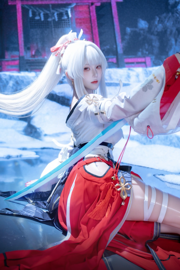 鸣潮玩家公认世一冰绯雪高质量外景 cos，干净雾面冰系妆容，二次元还原度天花板-4.jpg