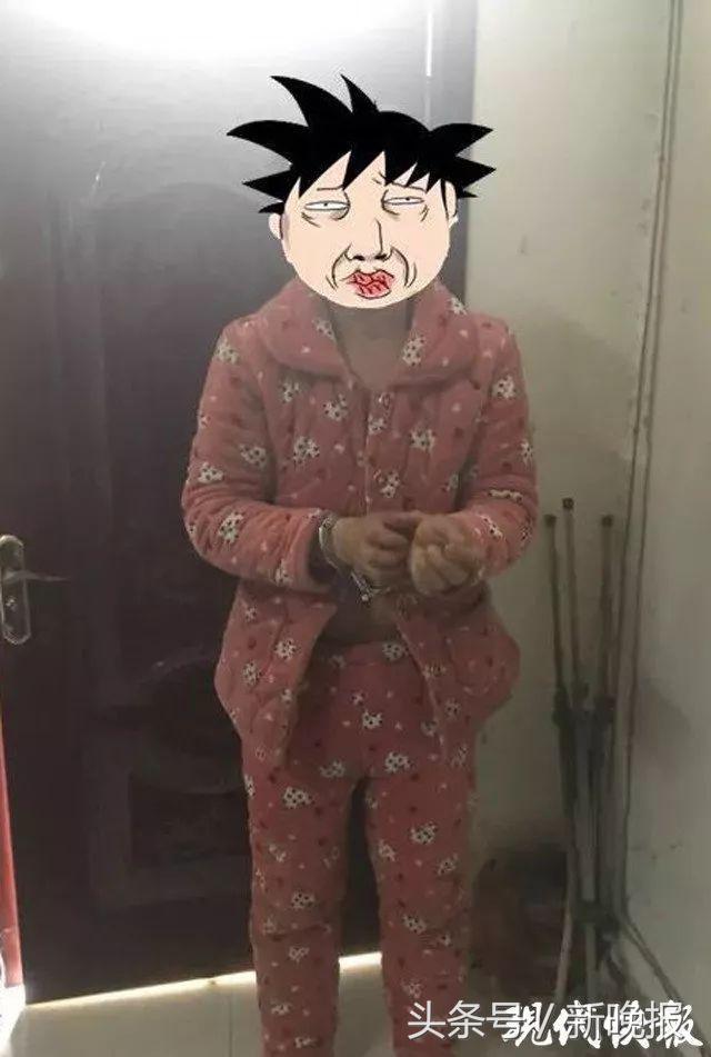 一男子扮女装混进女澡堂！更衣室里不脱衣，只顾两眼放光……-2.jpg