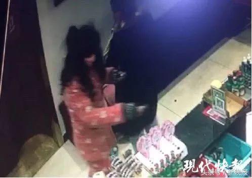 一男子扮女装混进女澡堂！更衣室里不脱衣，只顾两眼放光……-4.jpg