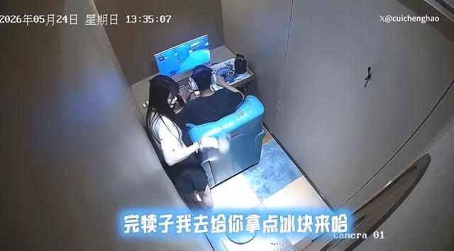 被热水烫到还在打《三角洲行动》？后续美女服务员被戴枷锁示众-4.jpg