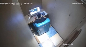 被热水烫到还在打《三角洲行动》？后续美女服务员被戴枷锁示众